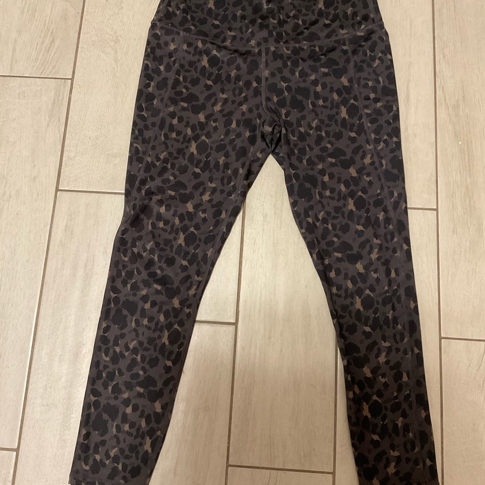 Legend camo leggings with pockets. Size large. Gym yoga pants.